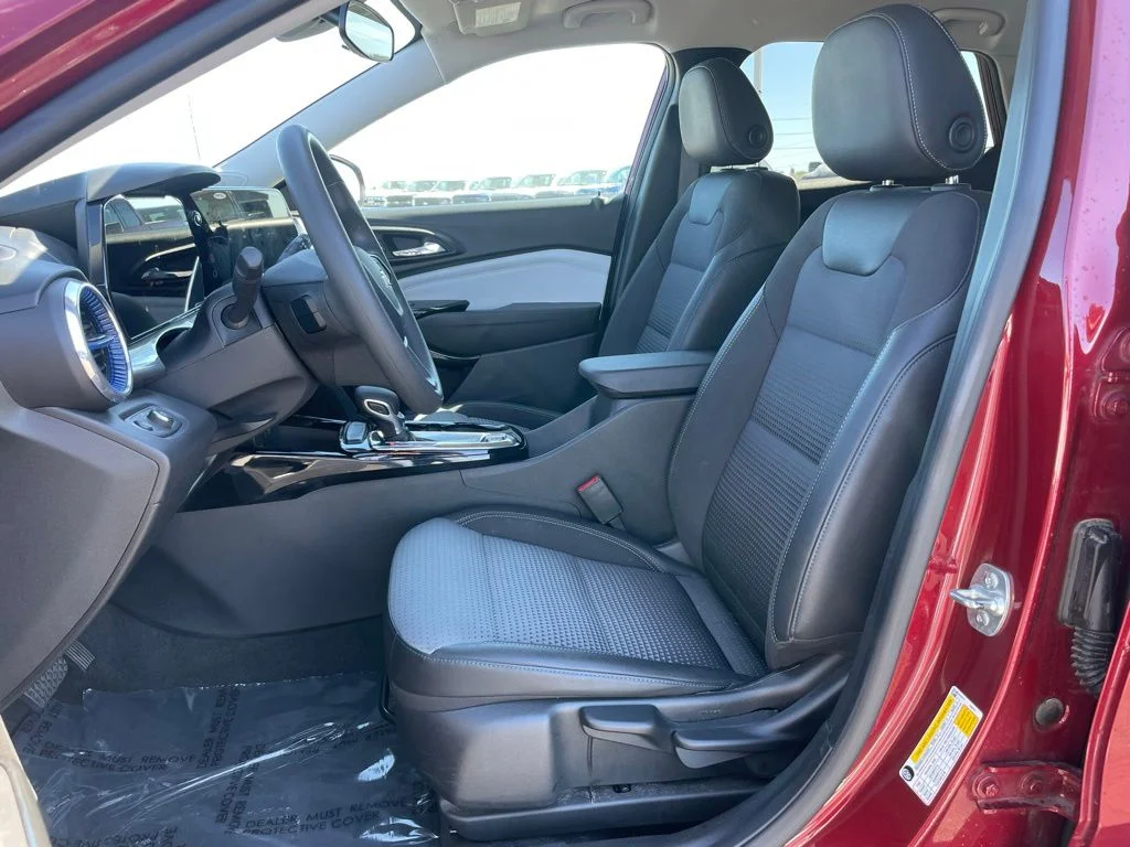 Used 2025 Chevrolet Trax - photo 8