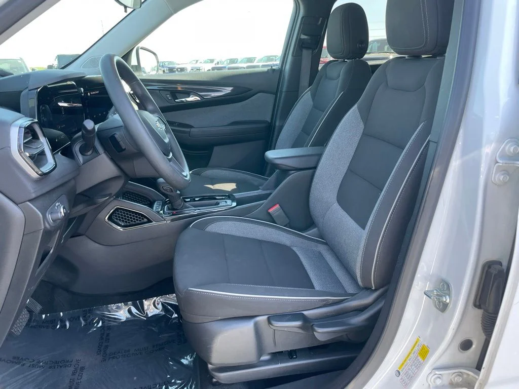 Used 2025 Chevrolet Trailblazer - photo 8