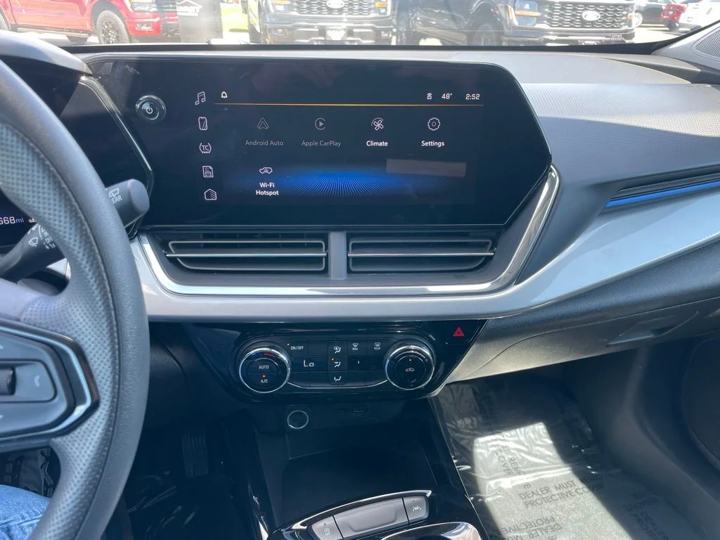 Used 2025 Chevrolet Trax - photo 11