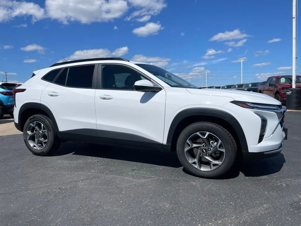 Used 2025 Chevrolet Trax - photo 1