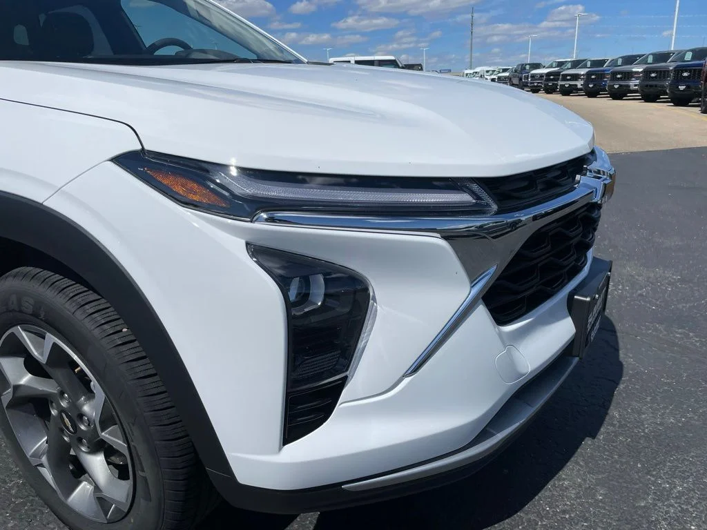 Used 2025 Chevrolet Trax - photo 24