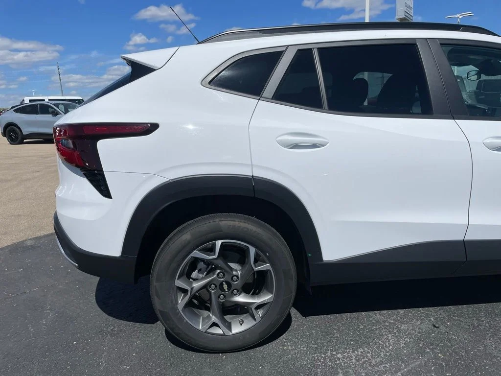 Used 2025 Chevrolet Trax - photo 26