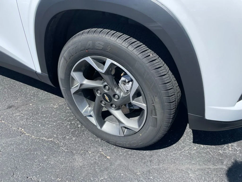 Used 2025 Chevrolet Trax - photo 2