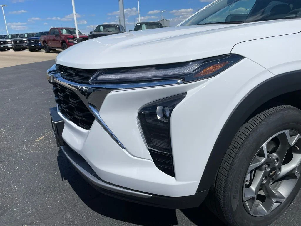 Used 2025 Chevrolet Trax - photo 32