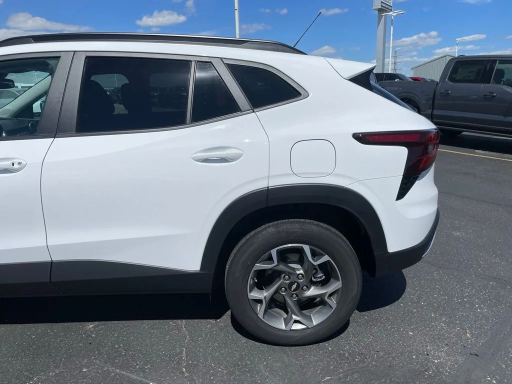 Used 2025 Chevrolet Trax - photo 33