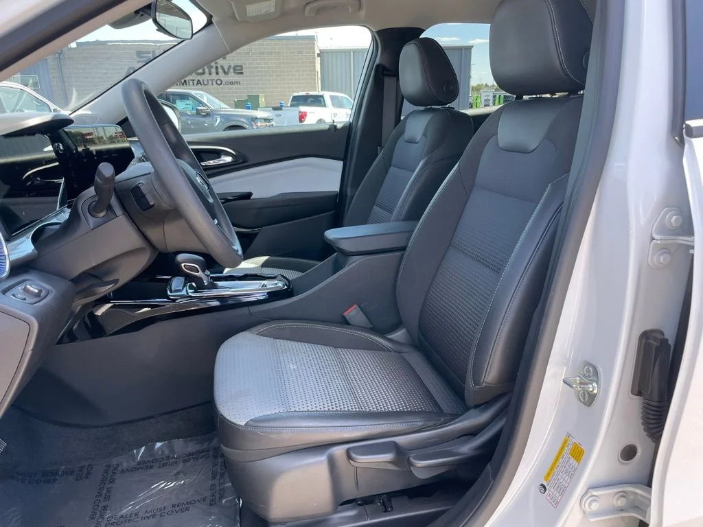 Used 2025 Chevrolet Trax - photo 8