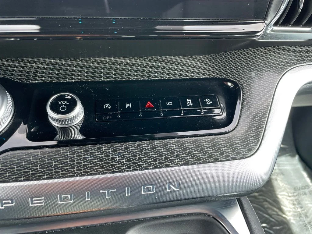 Used 2025 Ford Expedition - photo 13