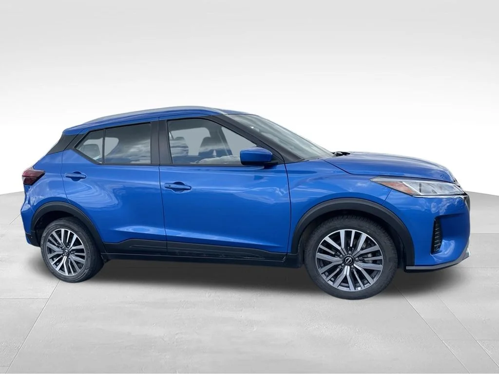 Used 2024 Nissan Kicks - photo 2