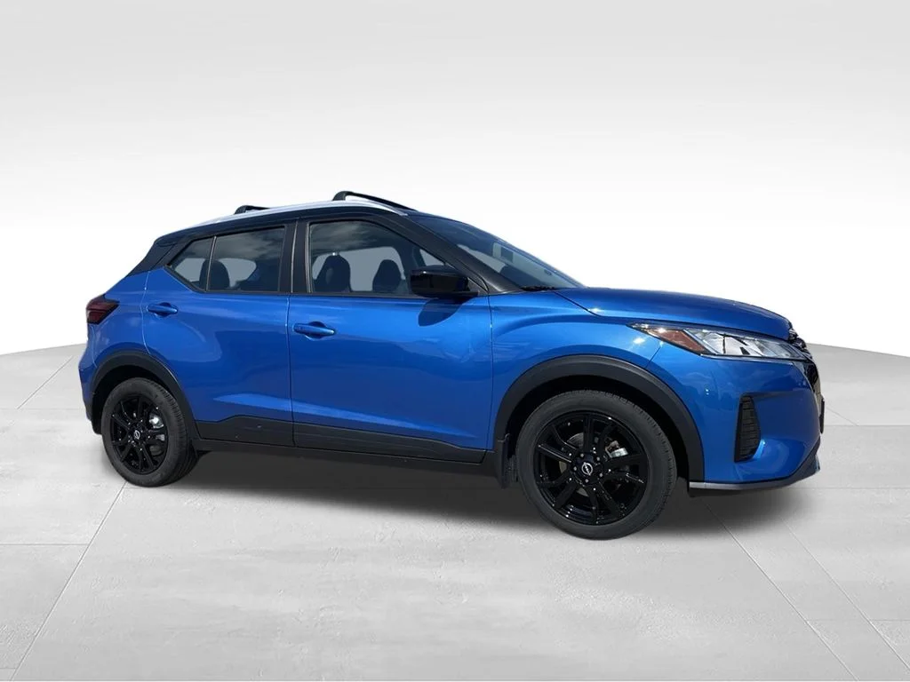 Used 2024 Nissan Kicks - photo 2