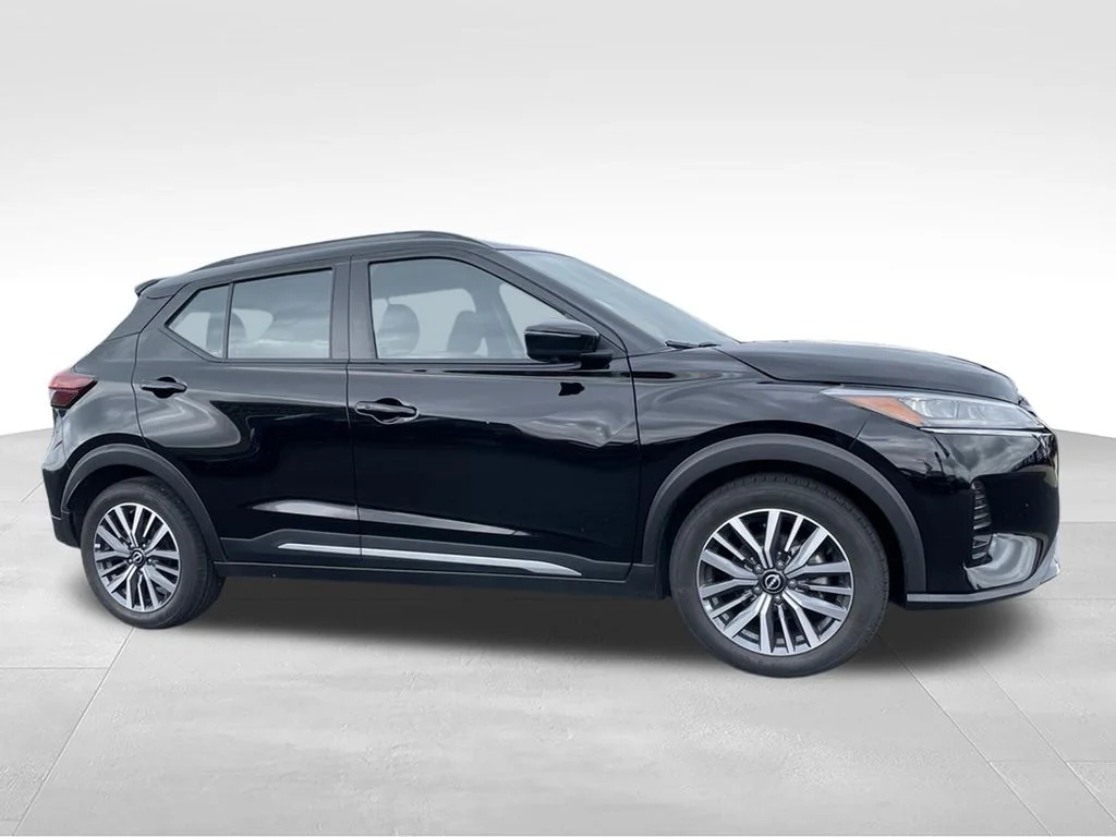 Used 2024 Nissan Kicks - photo 2