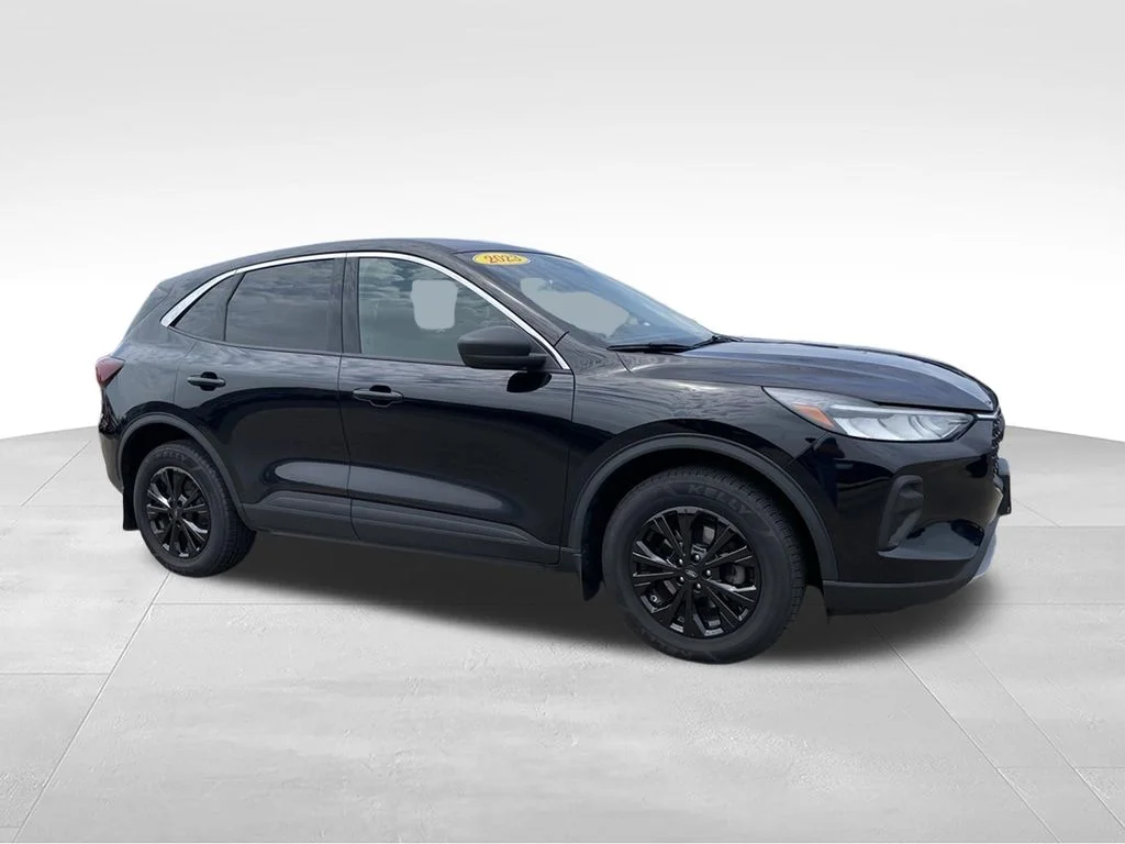 Used 2023 Ford Escape - photo 2