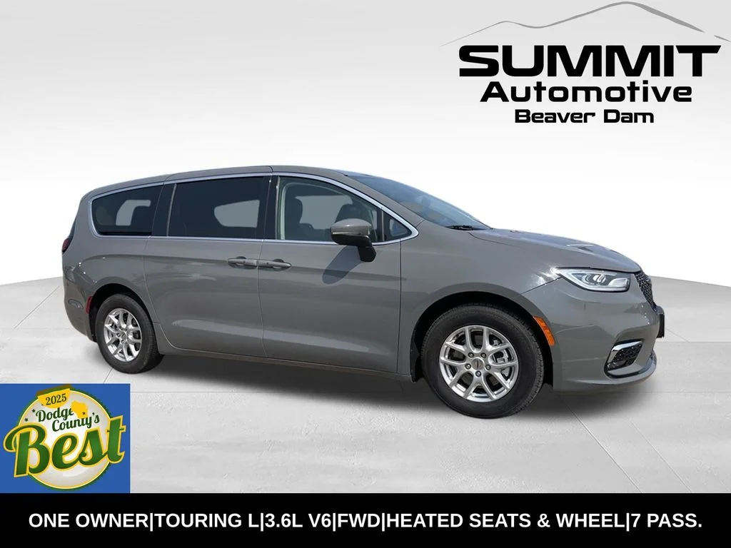Used 2023 Chrysler Pacifica - photo 1