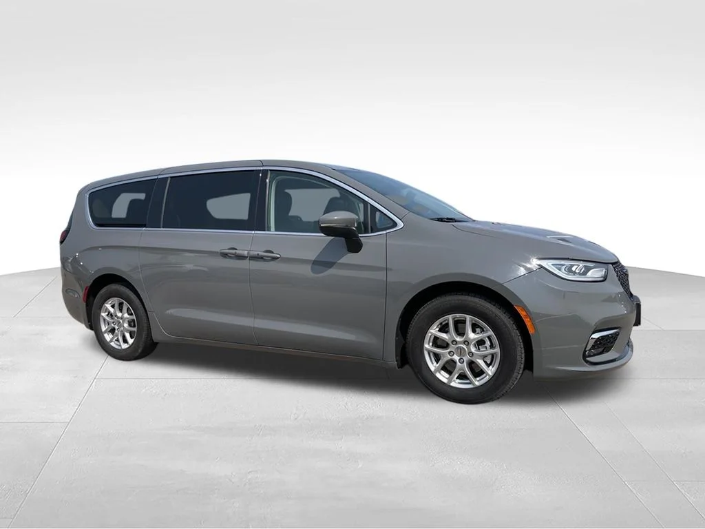 Used 2023 Chrysler Pacifica - photo 2