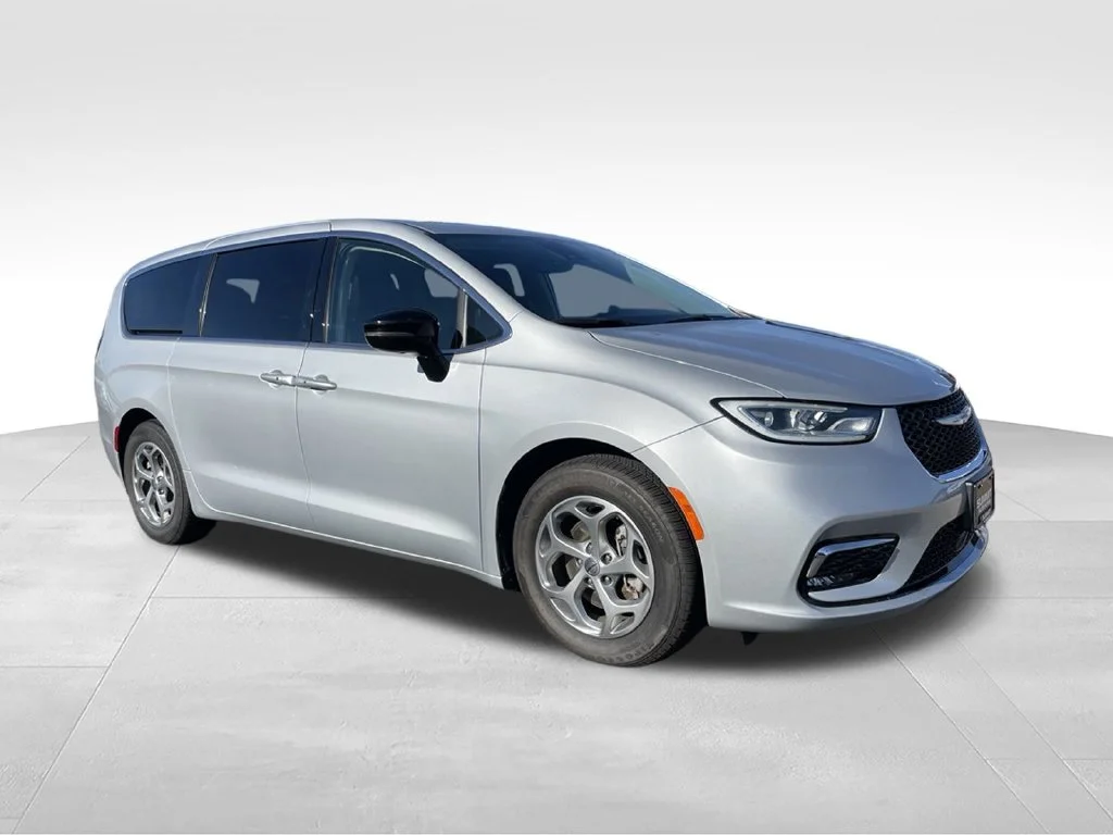 Used 2024 Chrysler Pacifica - photo 2