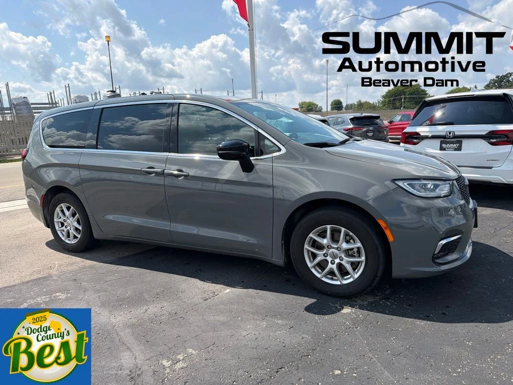 Used 2025 Chrysler Pacifica - photo 1
