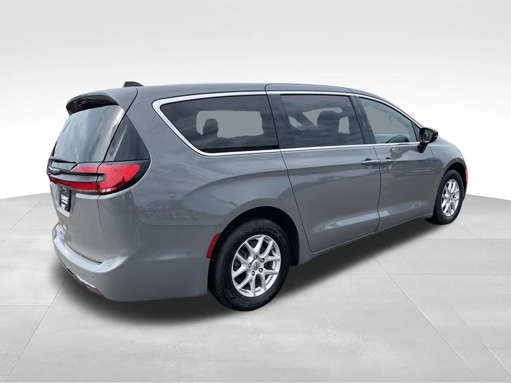 Used 2025 Chrysler Pacifica Select Minivan - photo 5