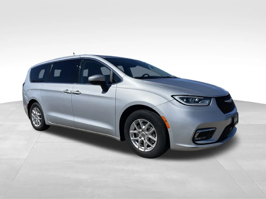 Used 2023 Chrysler Pacifica - photo 2