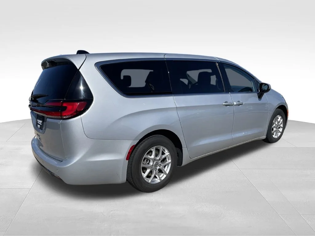 Used 2023 Chrysler Pacifica - photo 2