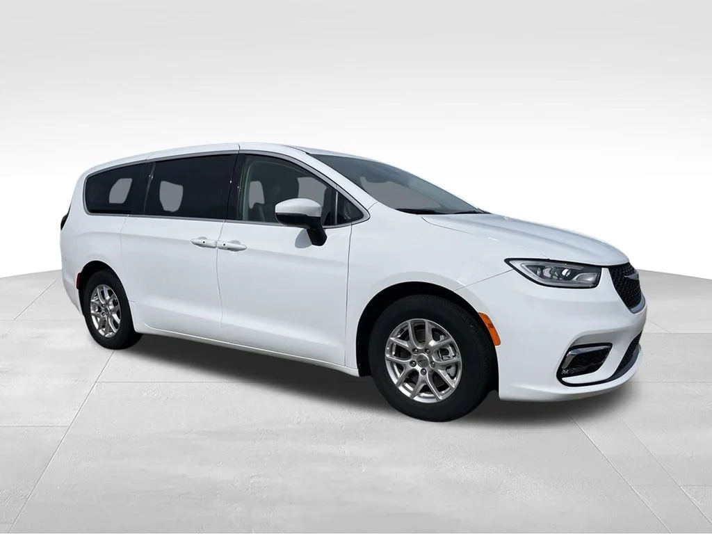 Used 2023 Chrysler Pacifica - photo 2