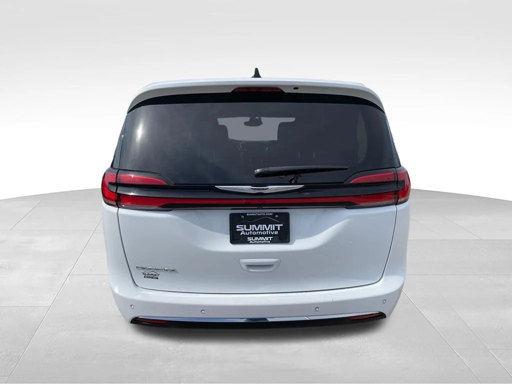 Used 2023 Chrysler Pacifica - photo 2