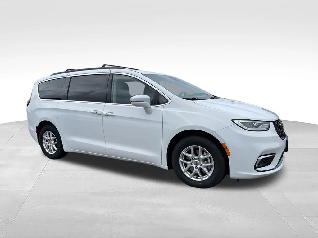 Used 2022 Chrysler Pacifica - photo 2
