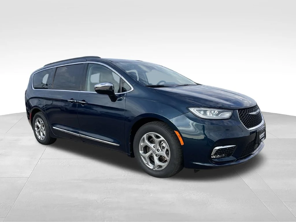 Used 2023 Chrysler Pacifica - photo 2