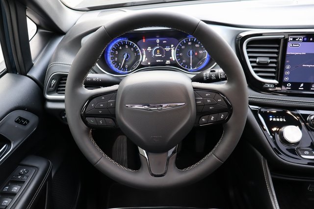 Used 2025 Chrysler Pacifica - photo 22