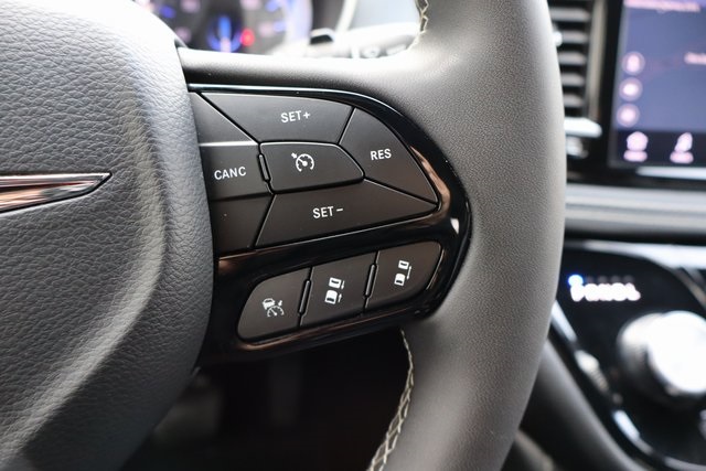 Used 2025 Chrysler Pacifica - photo 24