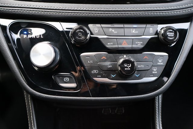 Used 2025 Chrysler Pacifica - photo 25