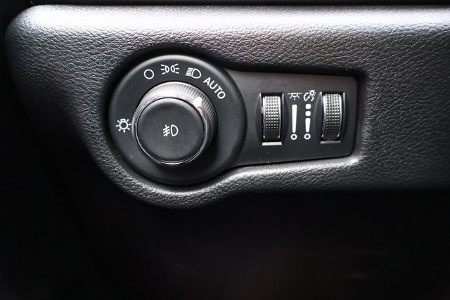 Used 2025 Chrysler Pacifica - photo 27