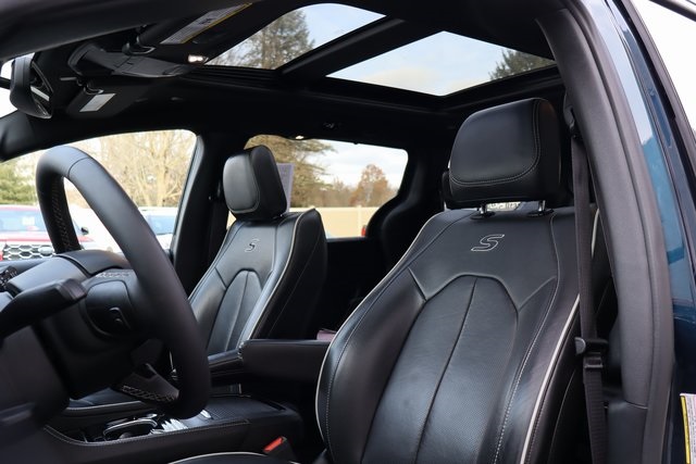 Used 2025 Chrysler Pacifica - photo 6