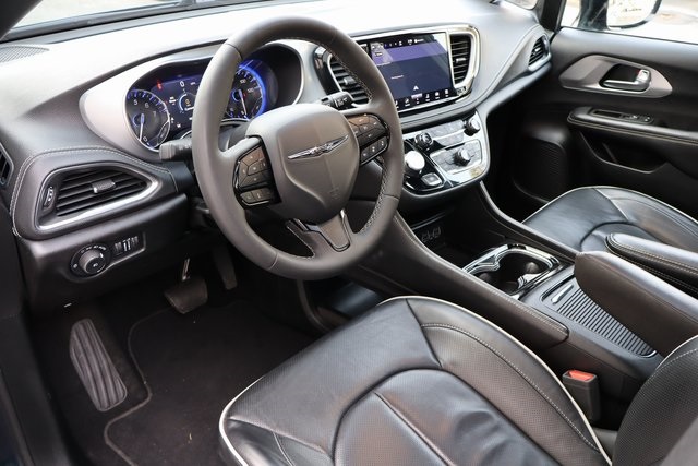 Used 2025 Chrysler Pacifica - photo 7