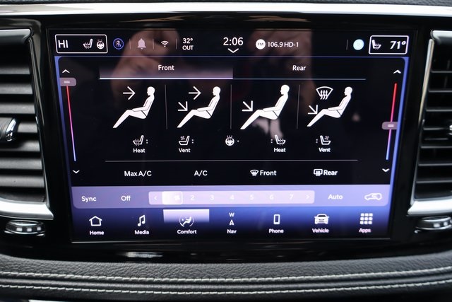 Used 2025 Chrysler Pacifica - photo 10