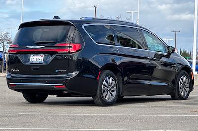 Used 2021 Chrysler Pacifica Touring L Minivan for sale #25U0537A - photo 2