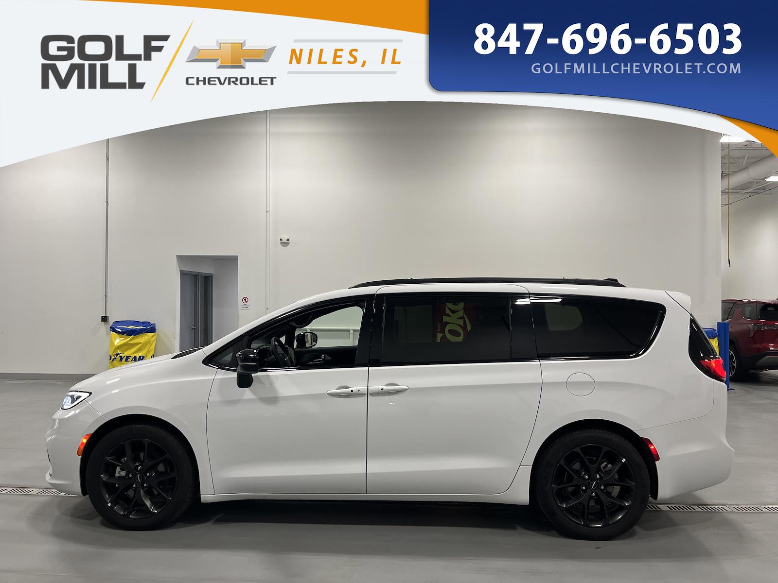 Used 2025 Chrysler Pacifica - photo 11