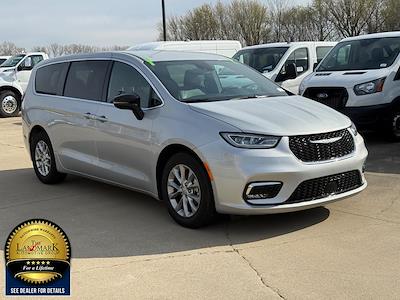 Used 2026 Chrysler Pacifica - photo 2