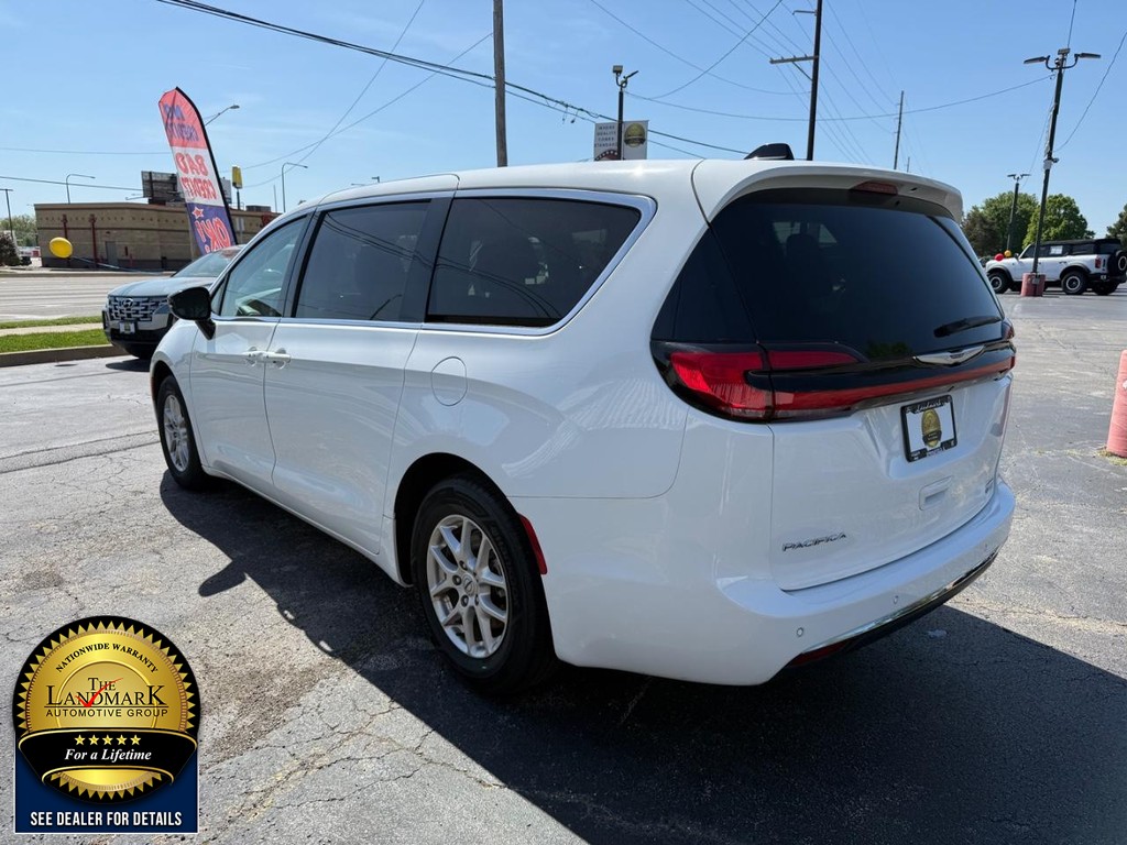 Used 2024 Chrysler Pacifica - photo 2