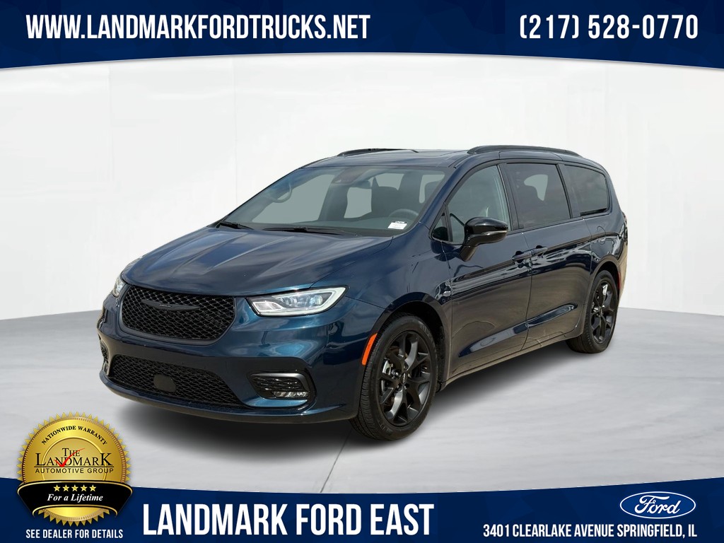 Used 2025 Chrysler Pacifica - photo 1