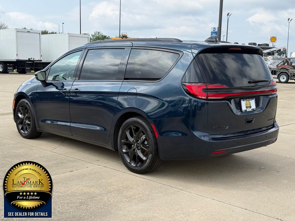 Used 2025 Chrysler Pacifica - photo 2