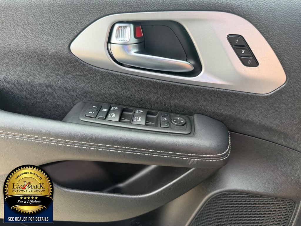 Used 2025 Chrysler Pacifica - photo 10