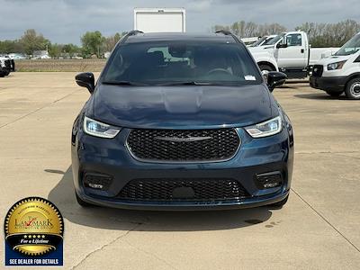 Used 2025 Chrysler Pacifica - photo 2