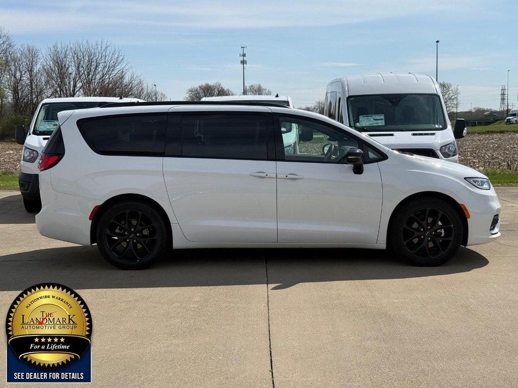 Used 2025 Chrysler Pacifica - photo 6