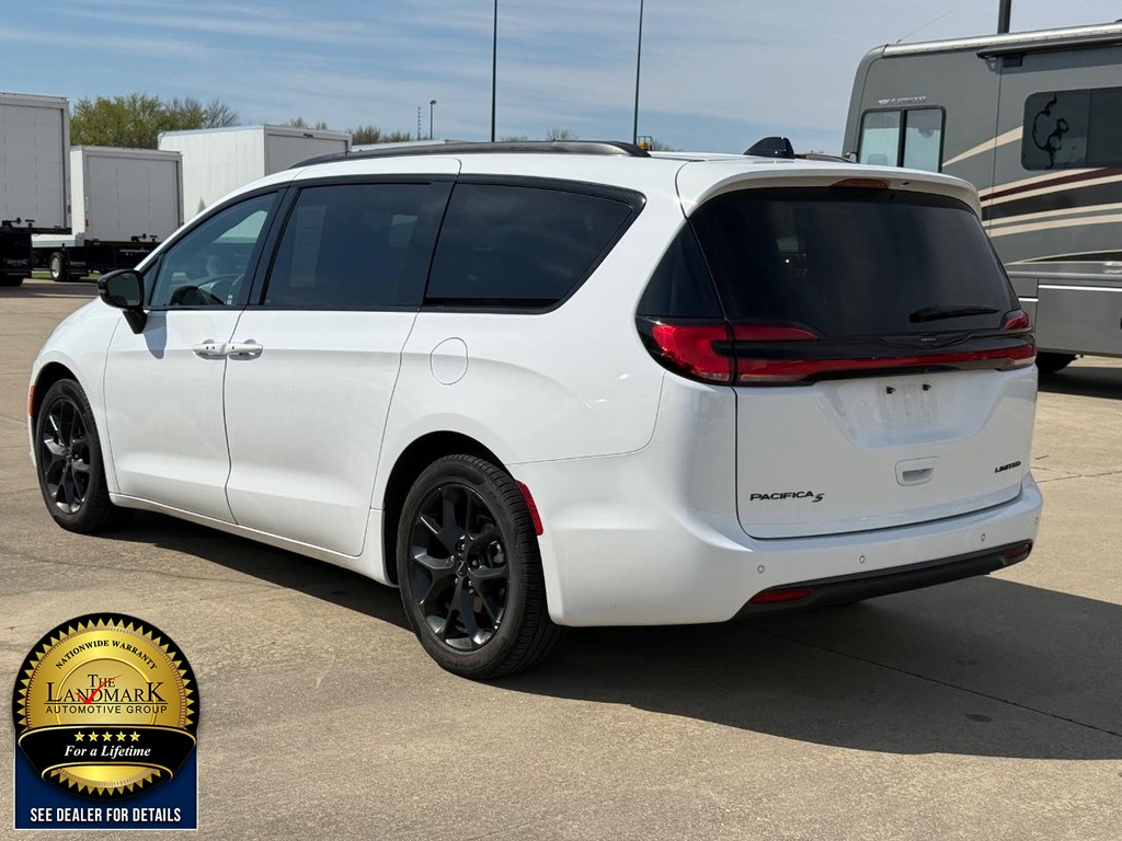 Used 2025 Chrysler Pacifica - photo 9