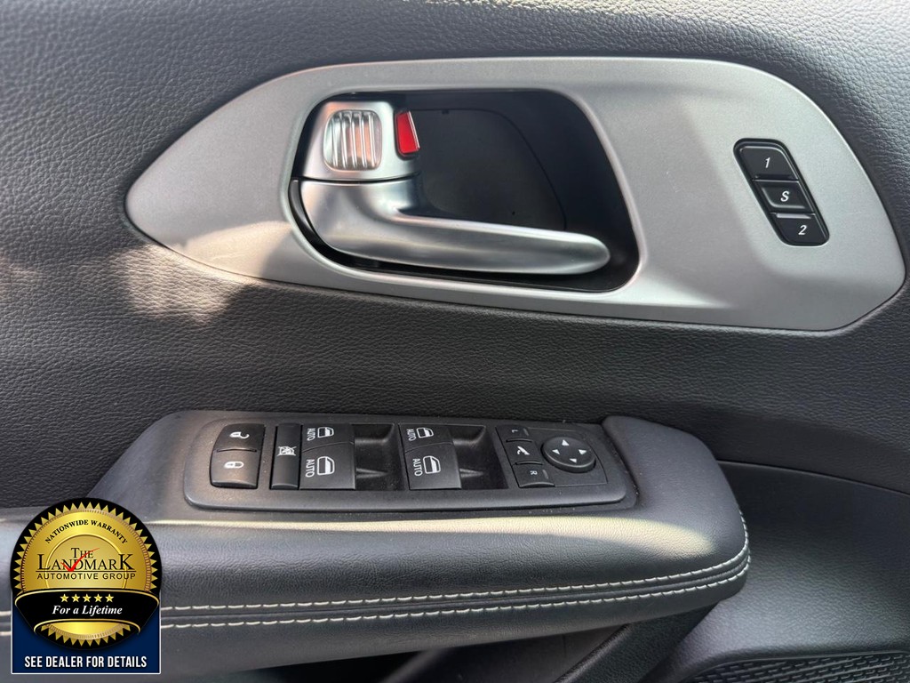 Used 2025 Chrysler Pacifica - photo 10