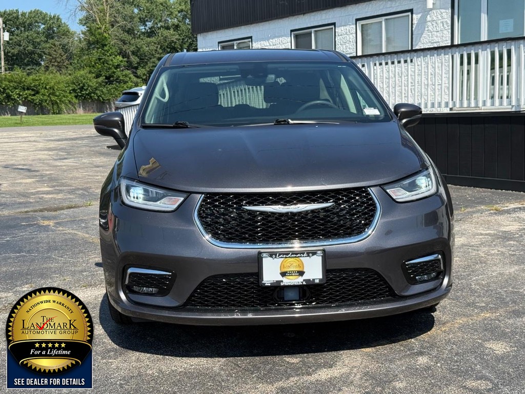 Used 2023 Chrysler Pacifica - photo 2