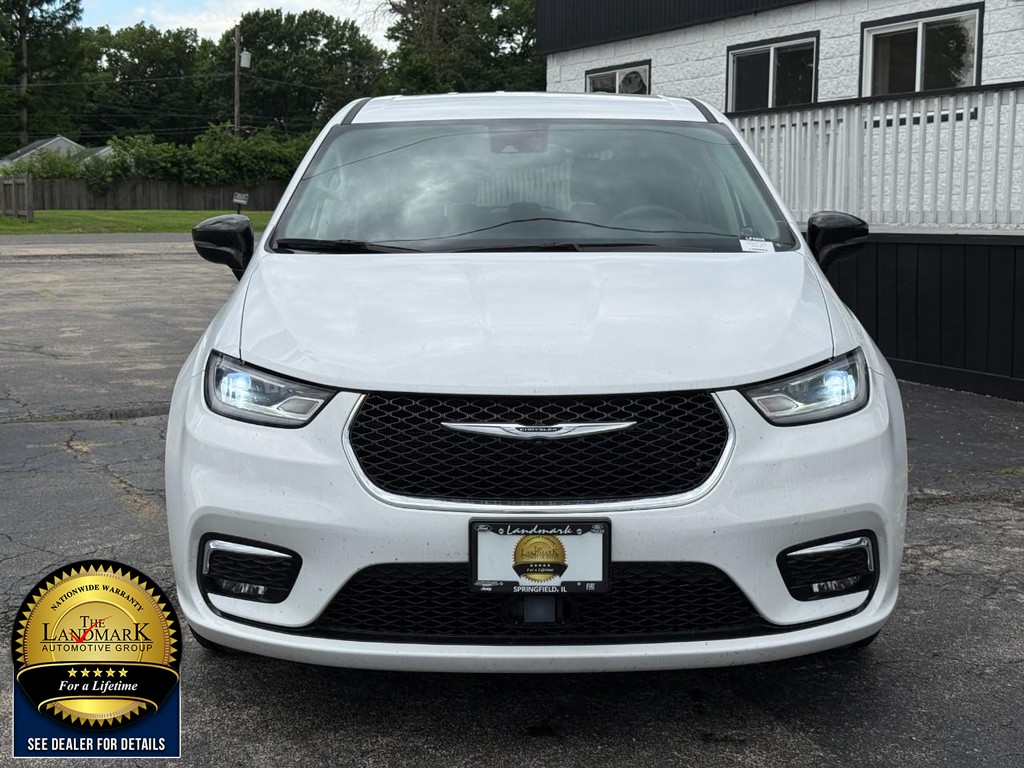 Used 2024 Chrysler Pacifica - photo 2