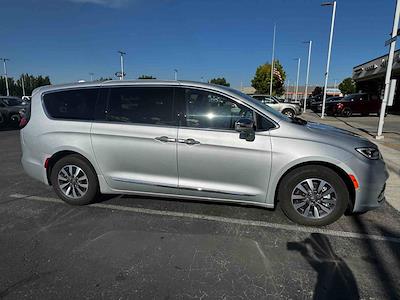 2022 Chrysler Pacifica FWD Minivan for sale #995619A - photo 2