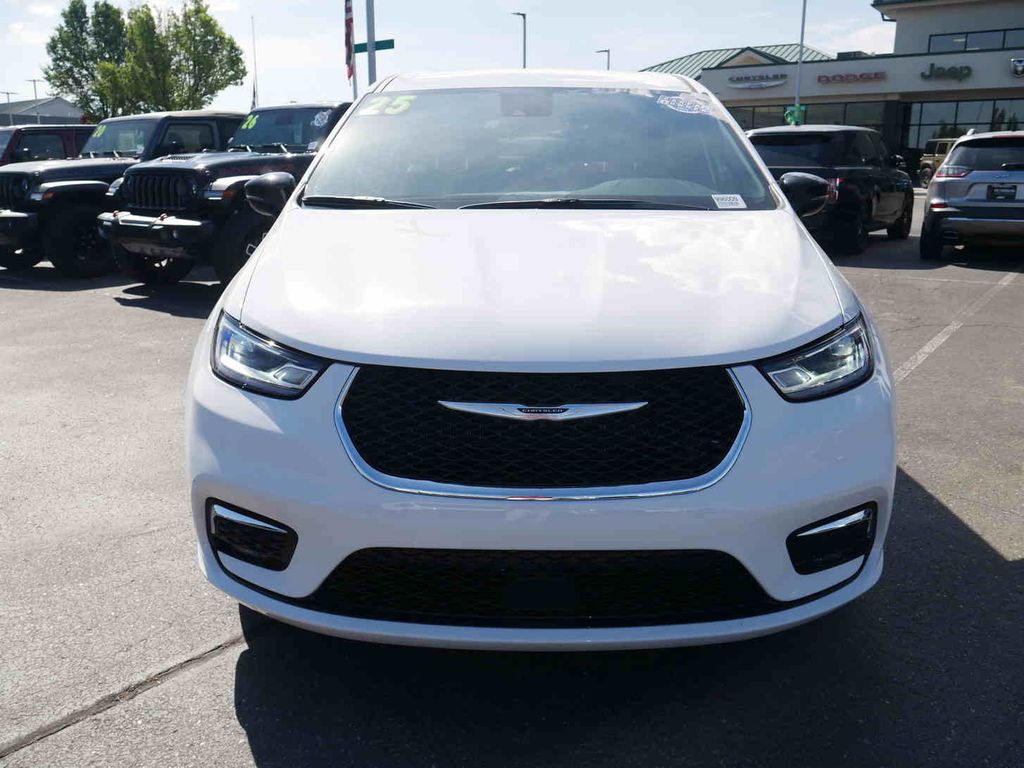 Used 2025 Chrysler Pacifica - photo 3
