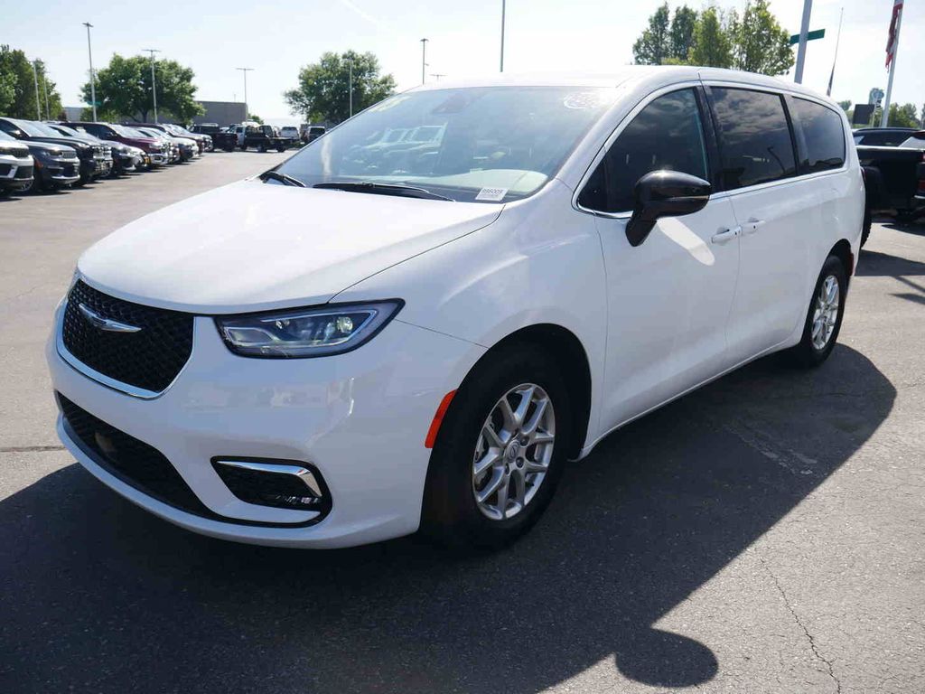 Used 2025 Chrysler Pacifica - photo 4