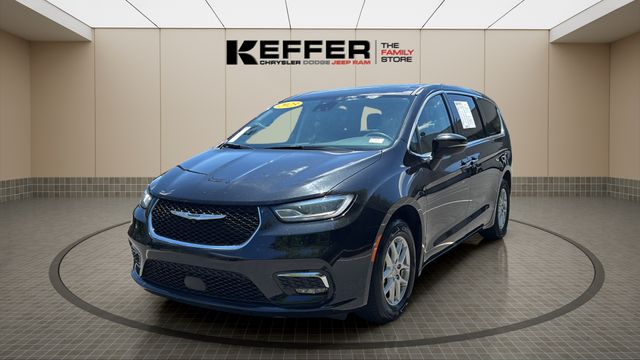 Used 2023 Chrysler Pacifica - photo 1